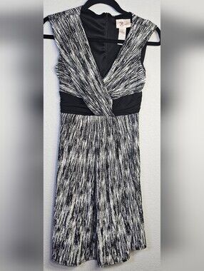 Roulette Black & White Abstract Print Faux Wrap Dress Size 4 Career Cocktail